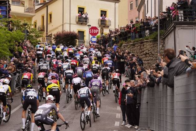 Sport Bilder des Tages The pack rides during the stage 6 of the Giro d™Italia from Potenza to Napoli, Italy - Thursday, May 15, 2025. - cycling.  Copyright: xFabioxFerrari LaPressex