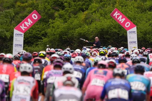 The pack rides KM zero during the stage 6 of the Giro d™Italia from Potenza to Napoli, Italy - Thursday, May 15, 2025. - cycling.  Copyright: xFabioxFerrari LaPressex