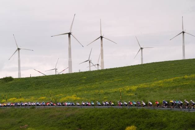 The pack rides during the stage 6 of the Giro d™Italia from Potenza to Napoli, Italy - Thursday, May 15, 2025. - cycling.  Copyright: xFabioxFerrari LaPressex