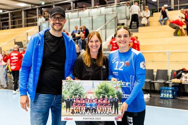14 05 2025, GER, Handball, Women, Season 2024 2025, 1 BL Playoff Semifinal Game 2, Thueringer HC HB Ludwigsburg Dinah Eckerle Thueringer HC,12 together with sponsors of Thueringer HC 99947 Bad Langensalza Salza Halle Sporthalle Mehrz Thüringen Germany