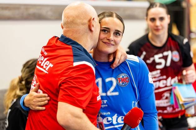 14 05 2025, GER, Handball, Women, Season 2024 2025, 1 BL Playoff Semifinal Game 2, Thueringer HC HB Ludwigsburg Dinah Eckerle Thueringer HC,12 during her farewell together with Herbert Mueller Thueringer HC,Trainer 99947 Bad Langensalza Salza Halle Sporthalle Mehrz Thüringen Germany