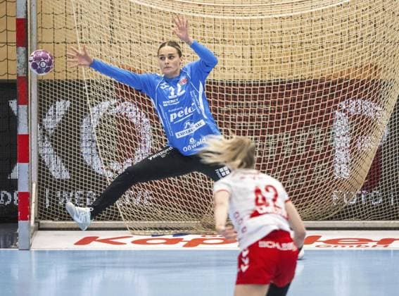 HANDBALL WOMEN 1 BUNDESLIGA HALF FINAL GAME 2 THC HB LUDWIGSBURG FOR EDITORIAL PURPOSES ONLY p 14 05 2025 Bad Langensalza Handball Women 1 Bundesliga Women Season 2024 2025 Salzhalle semi-final Thüringer HC HB Ludwigsburg in photo Goalkeeper Dinah Eckerle 12 Thüringer HC in duel with Jenny Carlson 42 HB Ludwigsburg Germany Thuringia Bad Langensalza Copyright SaschaxFromm Copyright: SaschaxFromm doc80nauwzxah1zamdmg0b ,EDITORIAL USE ONLY Copyright: SaschaxFromm