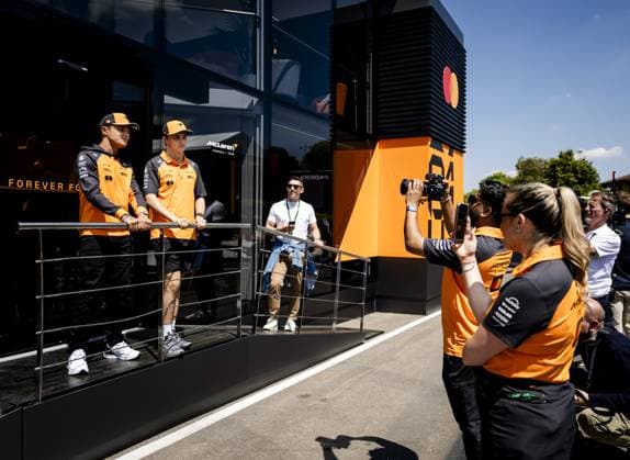 IMOLA - Lando Norris (McLaren) and Oscar Piastri (McLaren) at the Autodromo Internazionale Enzo e Dino Ferrari ahead of the Emilia-Romagna Grand Prix. ANP SEM VAN DER WAL xVIxANPxSportx xxANPxIVx 527527646 originalFilename: 527527646.jpg