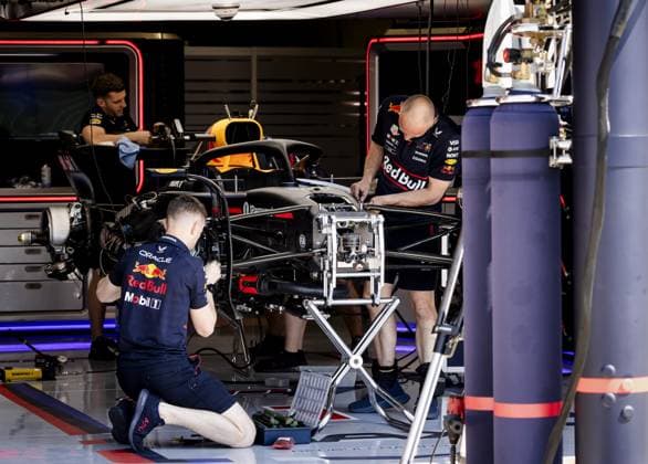 IMOLA - Engineers work on Max Verstappen s (Red Bull Racing) car at the Autodromo Internazionale Enzo e Dino Ferrari ahead of the Emilia-Romagna Grand Prix. ANP SEM VAN DER WAL xVIxANPxSportx xxANPxIVx 527527654 originalFilename: 527527654.jpg
