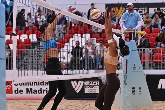 May 15, 2025, Madrid, Madrid, Spain: HALLE HUNT (USA) and ELBA PAEZ (ESP) competes during the Beach Pro Tour Futures Madrid 2025 between SPAIN and USA at Parque Deportivo Puerta de Hierro on may 15, 2025 in Madrid, Spain. Madrid Spain - ZUMAc312 20250515_zsp_c312_075 Copyright: xOscarxManuelxSanchezx