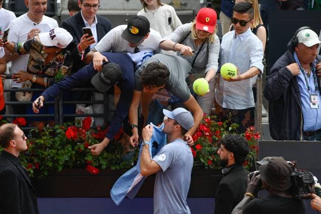 Foto IPP Cavaliere Emiliano. Roma 15 05 2025. Tennis Internazionali d Italia 2025. Nella foto: Tommy Paul riceve in regalo una maglia della Lazio da un tifoso. Italy Photo Press - World Copyright italy ITALY  Copyright: xR4924_italyphotopressx