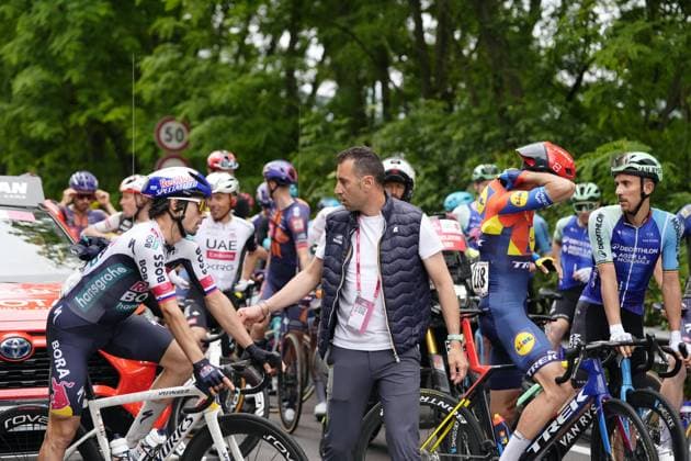 Race neutralized, race director Mauro Vegni stop the race during the stage 6 of the Giro d™Italia from Potenza to Napoli, Italy - Thursday, May 15, 2025. - cycling.  Copyright: xFabioxFerrari LaPressex