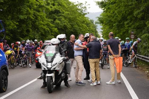 Race neutralized, race director Mauro Vegni stop the race during the stage 6 of the Giro d™Italia from Potenza to Napoli, Italy - Thursday, May 15, 2025. - cycling.  Copyright: xFabioxFerrari LaPressex