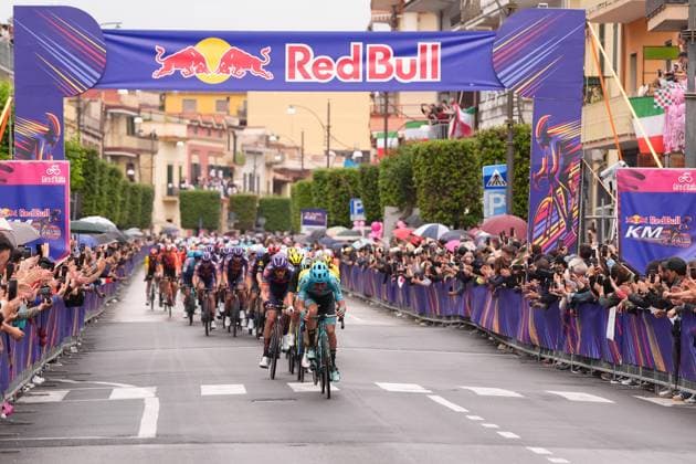 The pack rides during the stage 6 of the Giro d™Italia from Potenza to Napoli, Italy - Thursday, May 15, 2025. - cycling.  Copyright: xFabioxFerrari LaPressex