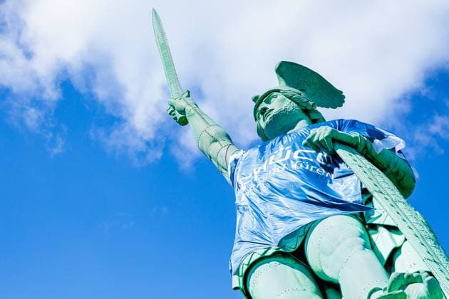 Bilder des Jahres 2025, Sport 05 Mai Sport Themen der Woche KW20 Sport Bilder des Tages Das Hermannsdenkmal in Detmold (Ostwestfalfen-Lippe) wurde im Zuge der Teilnahme des DSC Arminia Bielefeld am Finale des DFB-Pokals in ein Arminia Trikot gekleidet, iniitiiert von Firma Schueco (Bielefeld) GER, Hermannsdenkmal im Trikot des DSC Arminia Bielefeld, Fussball, DFB-Pokal, Spielzeit 2024 2025, 15.05.2025 GER, Hermannsdenkmal im Trikot des DSC Arminia Bielefeld, Fussball, DFB-Pokal, Spielzeit 2024 2025, 15.05.2025 Detmold *** The Hermannsdenkmal in Detmold Ostwestfalfen Lippe was dressed in an Arminia jersey as part of the participation of DSC Arminia Bielefeld in the final of the DFB Cup, initiated by Schueco Bielefeld GER, Hermannsdenkmal in the jersey of DSC Arminia Bielefeld, football, DFB Cup, season 2024 2025, 15 05 2025 GER, Hermannsdenkmal in the jersey of DSC Arminia Bielefeld, football, DFB Cup, season 2024 2025, 15 05 2025 Detmold Copyright: xEibner-Pressefoto JanxRollingerx EP_JSK