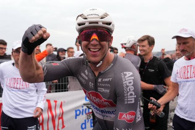 Sport Bilder des Tages Groves Kaden Alexander of Alpecin-Deceuninck winner of the stage during the stage 6 of the Giro d™Italia from Potenza to Napoli, Italy - Thursday, May 15, 2025. - cycling.  Copyright: xFabioxFerrari LaPressex