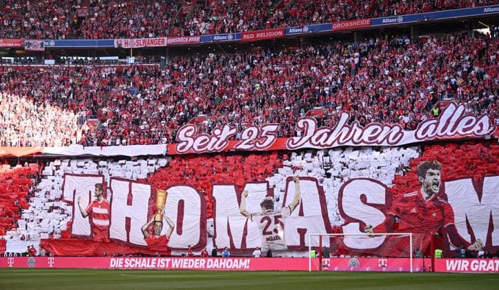 Football 1 Bundesliga Season 2024 2025 33 Matchday FC Bayern Muenchen Borussia Moenchengladbach 10 05 2025 Thomas Mueller FC Bayern Muenchen is bid farewell with a choreo at his last home game after 25 years by the FC Bayern fans in the Suedkurve of the Allianz Arena