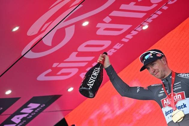 May 15, 2025, Napoli, ITALY: Australian rider Kaden Alexander Groves of Alpecin-Deceuninck team celebrate on the podium after winning the 6th stage of the 108 Giro d Italia 2025, cycling race over 227 km from Potenza to Napoli. Napoli, Italy, 15May 2025. ANSA LUCA ZENNARO. Giro: Groves Vince La Sesta Tappa, Pedersen Rimane In Rosa  - ZUMAa110 20250515_zaf_a110_036 Copyright: xLucaxZennarox
