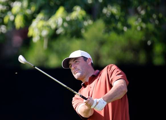 Scottie Scheffler hits a pitch shot on the 13th hole in the first round of the 2025 PGA, Golf Herren Championship at the Quail Hollow Club in Charlotte, North Carolina on Thursday, May 15, 2025.  CHA202405152010 TANNENxMAURY