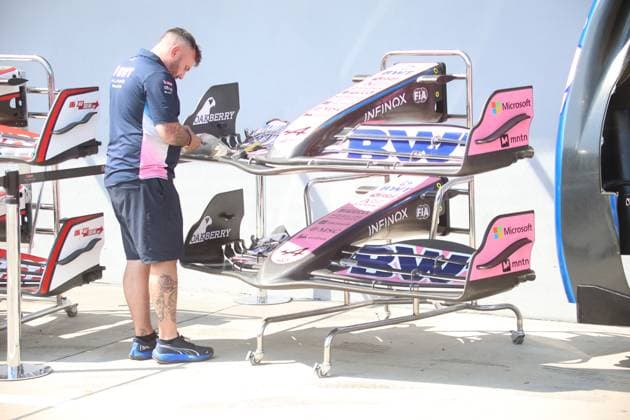 15 05 2025, Autodromo Enzo e Dino Ferrari, Imola, Formula 1 Grand Prix Emilia Romagna 2025 ,in the picture An Alpine mechanic works on front wings Photo by Hasan Bratic DeFodi Images