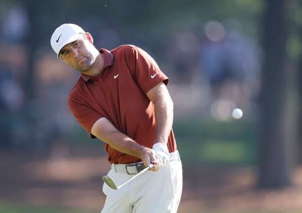 Scottie Scheffler hits a pitch shot to the 11th hole in the first round of the 2025 PGA, Golf Herren Championship at the Quail Hollow Club in Charlotte, North Carolina on Thursday, May 15, 2025.  CHA202405152040 TANNENxMAURY