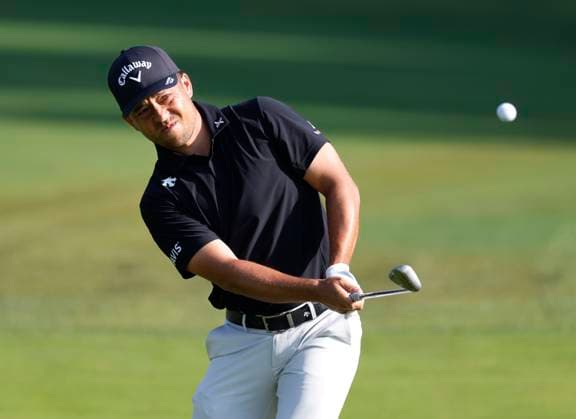 Xander Schauffele hits a pitch shot to the 10th hole in the first round of the 2025 PGA, Golf Herren Championship at the Quail Hollow Club in Charlotte, North Carolina on Thursday, May 15, 2025.  CHA202405152086 TANNENxMAURY
