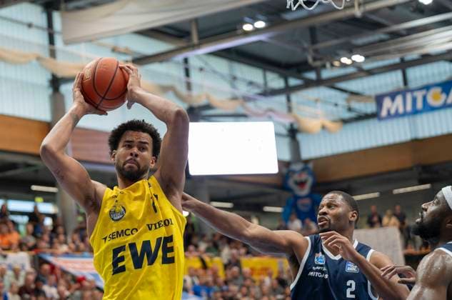 Norris Agbakoko Oldenburg, 17 , Tyren Johnson MBC, 2 , Syntainics MBC vs EWE Baskets Oldenburg, Play Ins, Bundesliga, Men, Season 2024 25, 15 05 2025 Weissenfels Stadthalle Sachsen Anhalt Germany