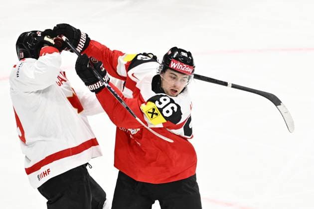 STOCKHOLM, SWEDEN 20250515 Canada s Adam Fantilli in a fight with Austria s Marco Kasper during the IIHF Ice Hockey World Championship group A match between Canada and Austria at Avicii Arena in Stockholm, Sweden, on May 15, 2025 STOCKHOLM SWEDEN x10040x  Copyright: xAndersxWiklund TTx ICE HOCKEY WC CANADA-AUSTRIA