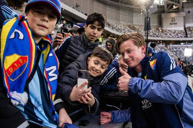 250515 Djurgardens Alexander Andersson with the audience after the football match in Allsvenskan between Djurgarden and Mjällby on May 15, 2025 in Stockholm  Copyright: KENTAxJÖNSSON BB250515KJ046