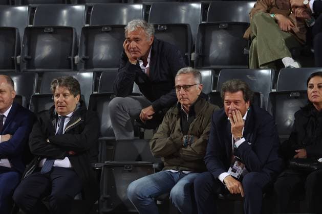 Rome, Italy 05 15 2025: VIPs in the stands Massimo Giletti and Paolo Bonolis joke as they watch the women s semifinal during the Internazionali BNL d Italia 2025 WTA, Tennis Damen Masters Men s 1000 circuit in Rome at the Foro Italico.  Copyright: xmarcoxiacobuccix xipa-agency.netx xmarcoxiacobuccix 0818652867st