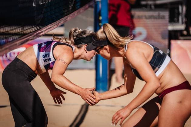 Beach volleyball women Allianz German Beach Tour 2025 Tourstop Düsseldorf 15 05 2025 v l Louisa Marunde claps with Chenoa Christ at the change of sides Düsseldorf Robert Lehr Ufer Nordrhein Westfalen Germany