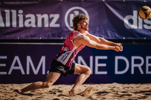 Beach volleyball men Allianz German Beach Tour 2025 Tourstop Düsseldorf 15 05 2025 Luis Henrichs plays the ball Düsseldorf Robert Lehr Ufer Nordrhein Westfalen Germany