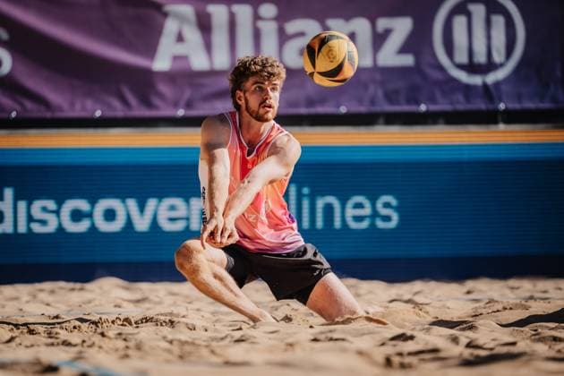 Beach volleyball men Allianz German Beach Tour 2025 Tourstop Düsseldorf 15 05 2025 Luis Henrichs plays the ball Düsseldorf Robert Lehr Ufer Nordrhein Westfalen Germany