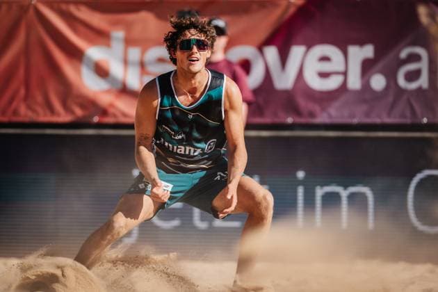 Beach volleyball men Allianz German Beach Tour 2025 Tourstop Düsseldorf 15 05 2025 Hennes Nissen gets ready for the defense Düsseldorf Robert Lehr Ufer Nordrhein Westfalen Germany