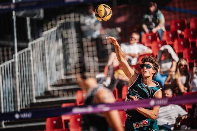 Beach volleyball men Allianz German Beach Tour 2025 Tourstop Düsseldorf 15 05 2025 Hennes Nissen serving Düsseldorf Robert Lehr Ufer Nordrhein Westfalen Germany