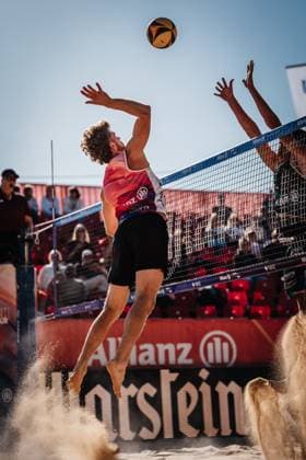 Beach volleyball men Allianz German Beach Tour 2025 Tourstop Düsseldorf 15 05 2025 Luis Henrichs on the attack Düsseldorf Robert Lehr Ufer Nordrhein Westfalen Germany