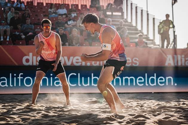 Beach volleyball men Allianz German Beach Tour 2025 Tourstop Düsseldorf 15 05 2025 f l Jonas Kaminski and Luis Kubo cheer after the victory Düsseldorf Robert Lehr Ufer Nordrhein Westfalen Germany