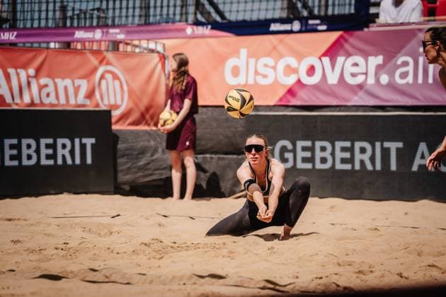 Beach volleyball women Allianz German Beach Tour 2025 Tourstop Düsseldorf 15 05 2025 Giulia Deißenberger takes the ball Düsseldorf Robert Lehr Ufer North Rhine-Westphalia Germany