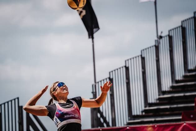 Beach volleyball women Allianz German Beach Tour 2025 Tourstop Düsseldorf 15 05 2025 Nina Interwies serving Düsseldorf Robert Lehr Ufer Nordrhein Westfalen Germany