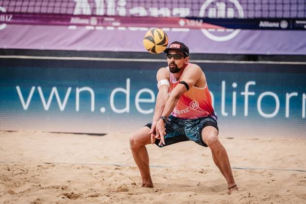 Beach volleyball men Allianz German Beach Tour 2025 Tourstop Düsseldorf 15 05 2025 Jonathan Erdmann takes the ball Düsseldorf Robert Lehr Ufer Nordrhein Westfalen Germany