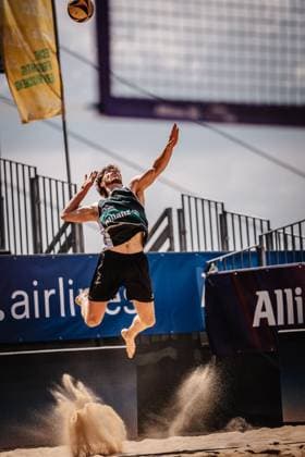 Beach volleyball men Allianz German Beach Tour 2025 Tourstop Düsseldorf 15 05 2025 Luis Henrichs serving Düsseldorf Robert Lehr Ufer Nordrhein Westfalen Germany