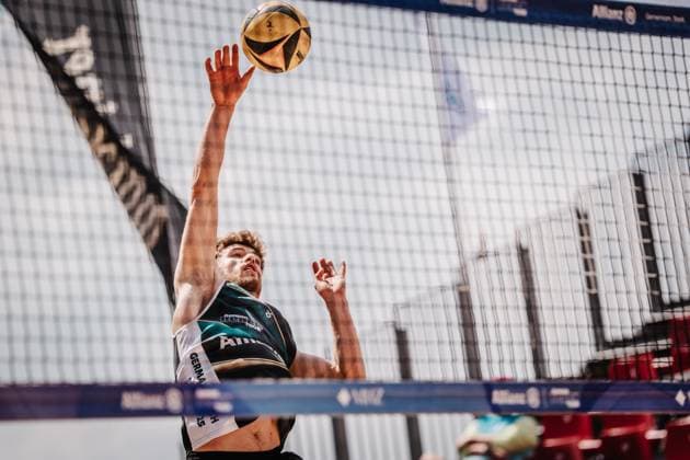 Beach volleyball men Allianz German Beach Tour 2025 Tourstop Düsseldorf 15 05 2025 Luis Henrichs on the attack Düsseldorf Robert Lehr Ufer Nordrhein Westfalen Germany
