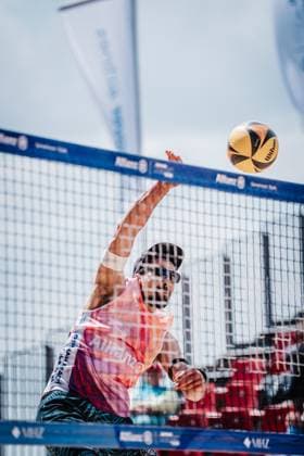 Beach volleyball men Allianz German Beach Tour 2025 Tourstop Düsseldorf 15 05 2025 Jonathan Erdmann on the attack Düsseldorf Robert Lehr Ufer Nordrhein Westfalen Germany