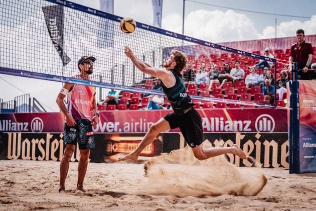 Beach volleyball men Allianz German Beach Tour 2025 Tourstop Düsseldorf 15 05 2025 Luis Henrichs plays the ball Düsseldorf Robert Lehr Ufer Nordrhein Westfalen Germany