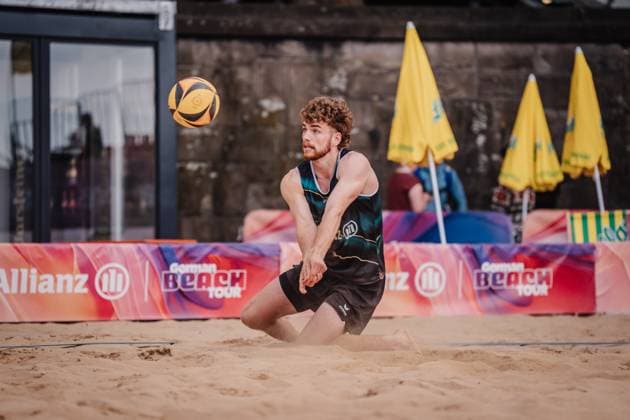 Beach volleyball men Allianz German Beach Tour 2025 Tourstop Düsseldorf 15 05 2025 Luis Henrichs plays the ball Düsseldorf Robert Lehr Ufer Nordrhein Westfalen Germany