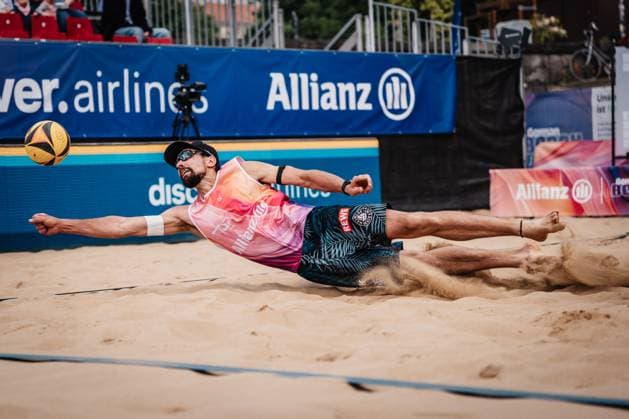 Beach volleyball men Allianz German Beach Tour 2025 Tourstop Düsseldorf 15 05 2025 Jonathan Erdmann jumps to the ball Düsseldorf Robert Lehr Ufer North Rhine-Westphalia Germany