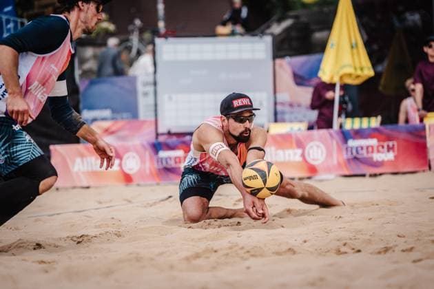 Beach volleyball men Allianz German Beach Tour 2025 Tourstop Düsseldorf 15 05 2025 Jonathan Erdmann plays the ball Düsseldorf Robert Lehr Ufer Nordrhein Westfalen Germany