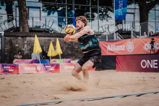 Beach volleyball men Allianz German Beach Tour 2025 Tourstop Düsseldorf 15 05 2025 Luis Henrichs plays the ball Düsseldorf Robert Lehr Ufer Nordrhein Westfalen Germany
