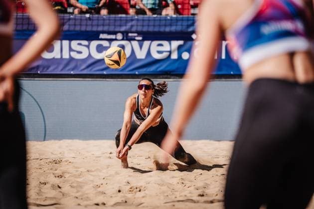 Beach volleyball women Allianz German Beach Tour 2025 Tourstop Düsseldorf 15 05 2025 Leonie Klinke takes the ball Düsseldorf Robert Lehr Ufer Nordrhein Westfalen Germany