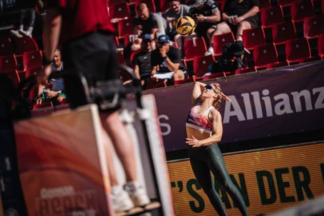 Beach volleyball women Allianz German Beach Tour 2025 Tourstop Düsseldorf 15 05 2025 Nina Interwies serving Düsseldorf Robert Lehr Ufer Nordrhein Westfalen Germany