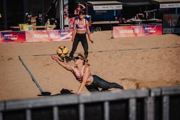 Beach volleyball women Allianz German Beach Tour 2025 Tourstop Düsseldorf 15 05 2025 Nina Interwies jumps to the ball Düsseldorf Robert Lehr Ufer Nordrhein Westfalen Germany