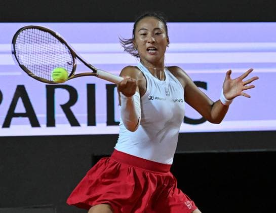 (250516) -- ROME, May 16, 2025 -- Zheng Qinwen returns a shot during the women s singles semifinal match between Zheng Qinwen of China and Coco Gauff of the United States at the WTA, Tennis Damen Italian Open in Rome, Italy, May 15, 2025. (Photo by Xinhua) (SP)ITALY-ROME-TENNIS-WTA-ITALIAN OPEN-ZHENG QINWEN VS COCO GAUFF AlbertoxLingria 