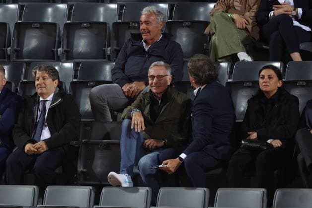 Rome, Italy, italy: Rome, Italy 05 15 2025: VIPs in the stands Massimo Giletti and Paolo Bonolis joke as they watch the women s semifinal during the Internazionali BNL d Italia 2025 WTA, Tennis Damen Masters Men s 1000 circuit in Rome at the Foro Italico. Tennis VIPs In The Bonolis And Giletti Tribune -WTA Master 1000 Women S Semi-Final At The Foro Italico In Rome,  - ZUMAp169 20250515_zea_p169_1483 Copyright: xmarcoxiacobuccix