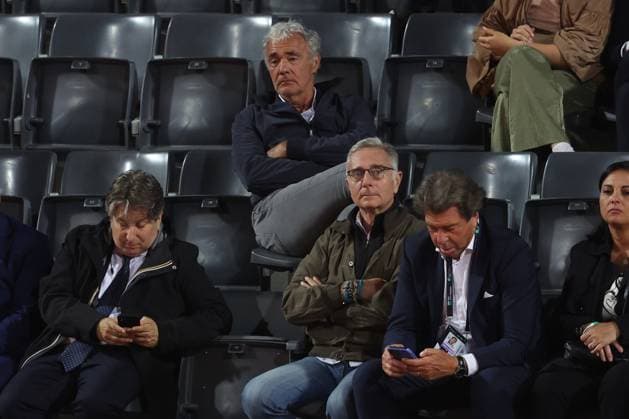 Rome, Italy, italy: Rome, Italy 05 15 2025: VIPs in the stands Massimo Giletti and Paolo Bonolis joke as they watch the women s semifinal during the Internazionali BNL d Italia 2025 WTA, Tennis Damen Masters Men s 1000 circuit in Rome at the Foro Italico. Tennis VIPs In The Bonolis And Giletti Tribune -WTA Master 1000 Women S Semi-Final At The Foro Italico In Rome,  - ZUMAp169 20250515_zea_p169_1486 Copyright: xmarcoxiacobuccix