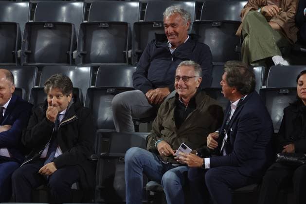 Rome, Italy, italy: Rome, Italy 05 15 2025: VIPs in the stands Massimo Giletti and Paolo Bonolis joke as they watch the women s semifinal during the Internazionali BNL d Italia 2025 WTA, Tennis Damen Masters Men s 1000 circuit in Rome at the Foro Italico. Tennis VIPs In The Stands Bonolis And Giletti -WTA Master 1000 Women S Semi-Final At The Foro Italico In Rome,  - ZUMAp169 20250515_zea_p169_1487 Copyright: xmarcoxiacobuccix